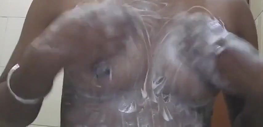 Desi aurat apne pati ko soap se massage karke dikhaate huye video bhai ne chori se leak krdiya part. 1.