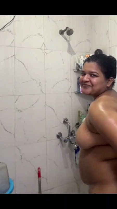 Chubby Tanker Bhabhi Taking Bath