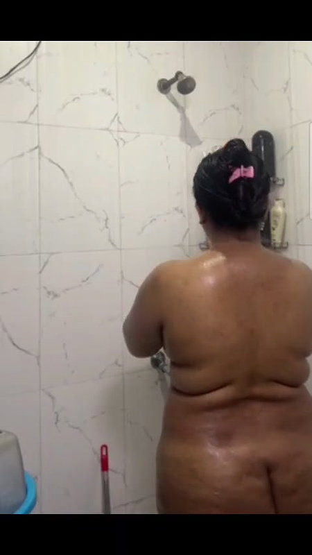 Chubby Tanker Bhabhi Taking Bath