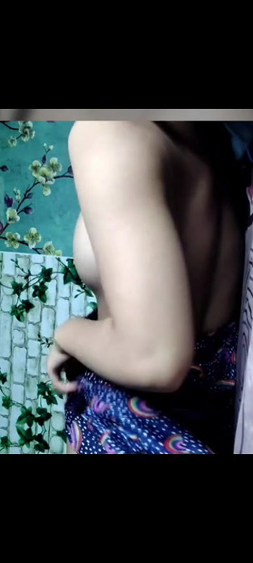 young girl boobs showing