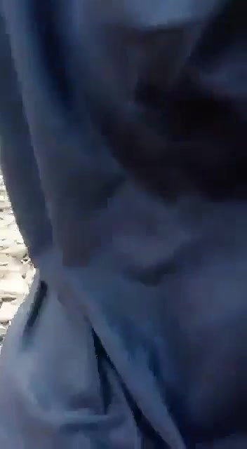 khule mein chasmish ladki ki chuhe dabayi