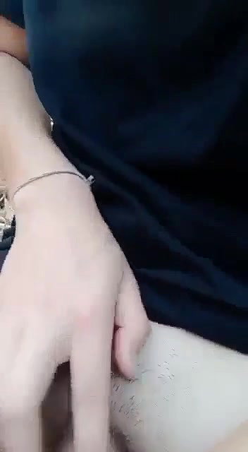 khule mein chasmish ladki ki chuhe dabayi