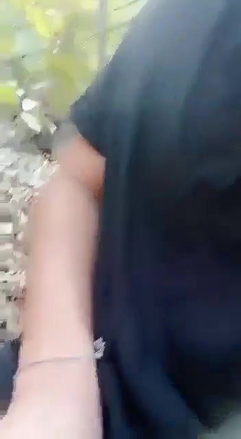 khule mein chasmish ladki ki chuhe dabayi