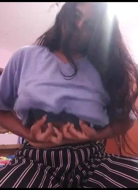 shirt uthake badi chuche dikhayi