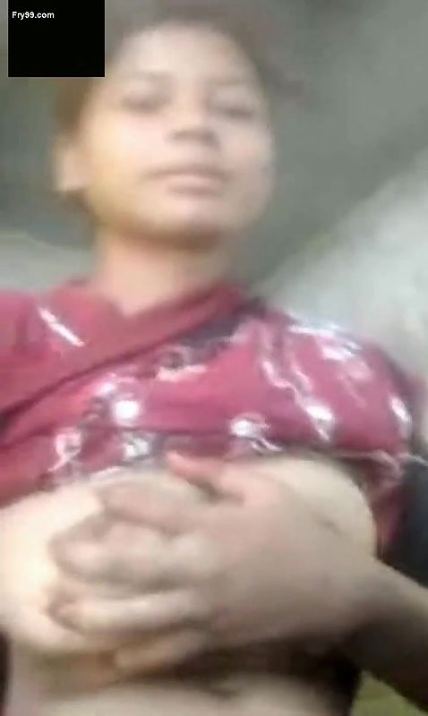 CUTE DESI GIRL SHOWING HER BOOBS