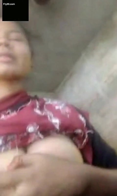 CUTE DESI GIRL SHOWING HER BOOBS