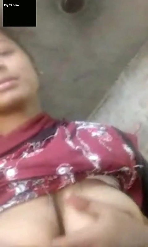 CUTE DESI GIRL SHOWING HER BOOBS