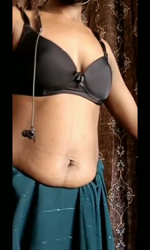 Slim saree bhabhi hot teasing navel