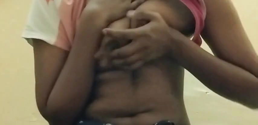 Desi girl ne apne hi ghar me hide hokar boyfriend ko nude call karte huye pakdayi gyi