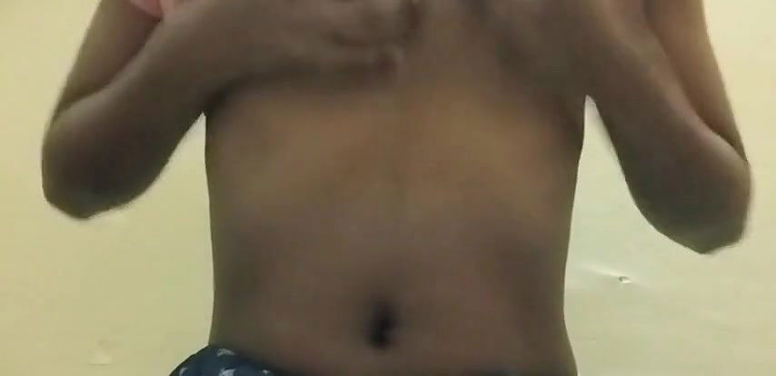 Desi girl ne apne hi ghar me hide hokar boyfriend ko nude call karte huye pakdayi gyi