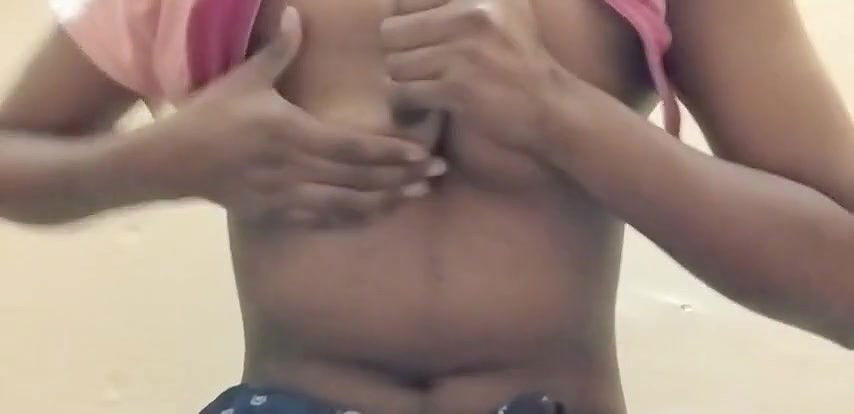 Desi girl ne apne hi ghar me hide hokar boyfriend ko nude call karte huye pakdayi gyi