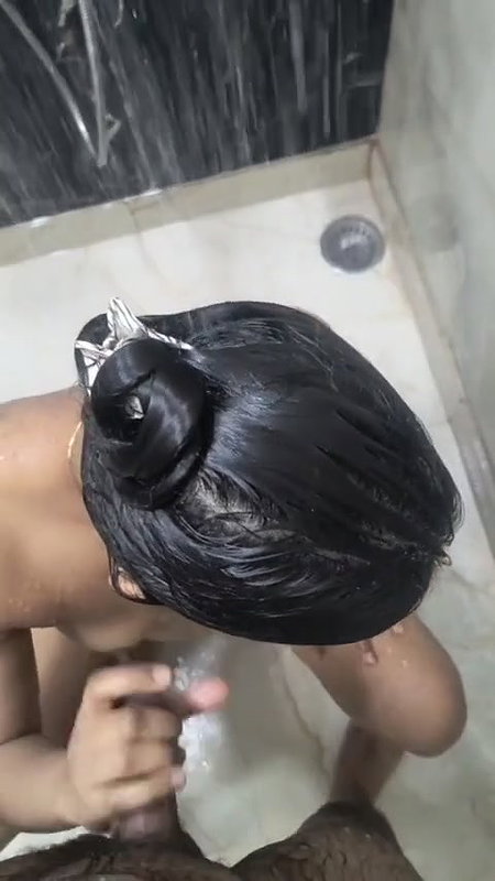Bhabhi Giving Blowjob While Bathing