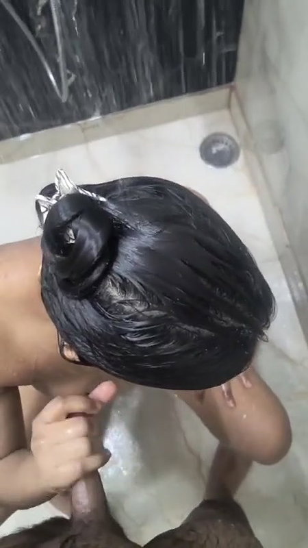 Bhabhi Giving Blowjob While Bathing