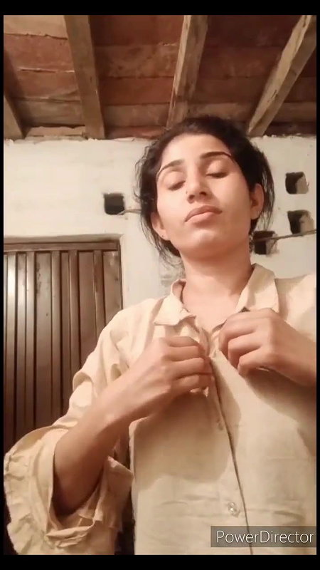 Paki Bhabhi showing boobs new clip