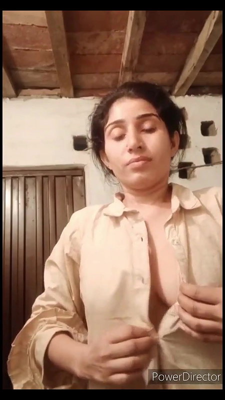 Paki Bhabhi showing boobs new clip