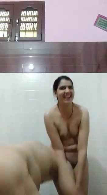 Mature Indian couple bathroom sex MMS