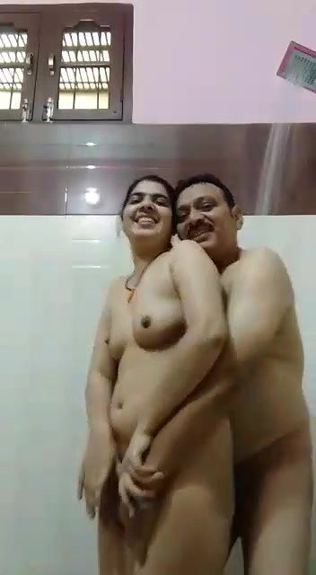Mature Indian couple bathroom sex MMS