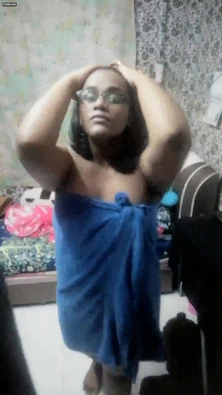 Tamil girl showing her boobs and ass