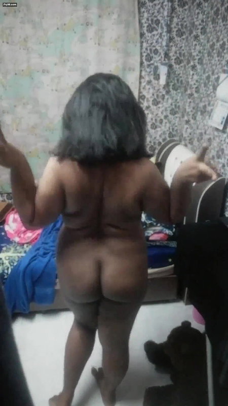 Tamil girl showing her boobs and ass