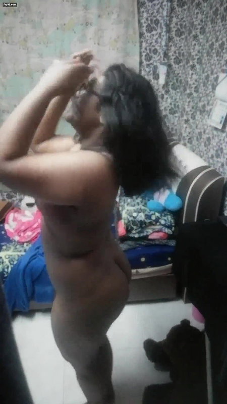 Tamil girl showing her boobs and ass