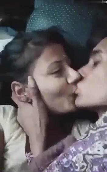 newly married couple kissing and wife blowjob viral MMS