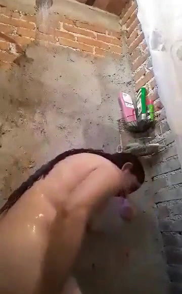 Small boob Pakistani aunty bathing nude