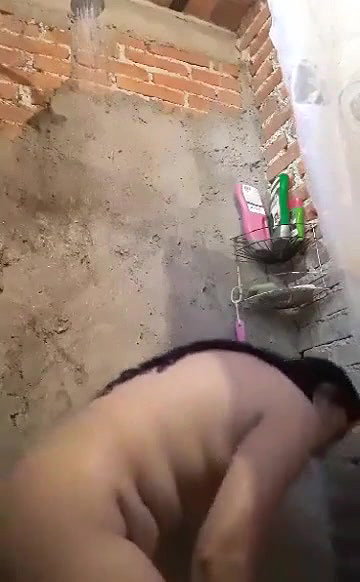 Small boob Pakistani aunty bathing nude