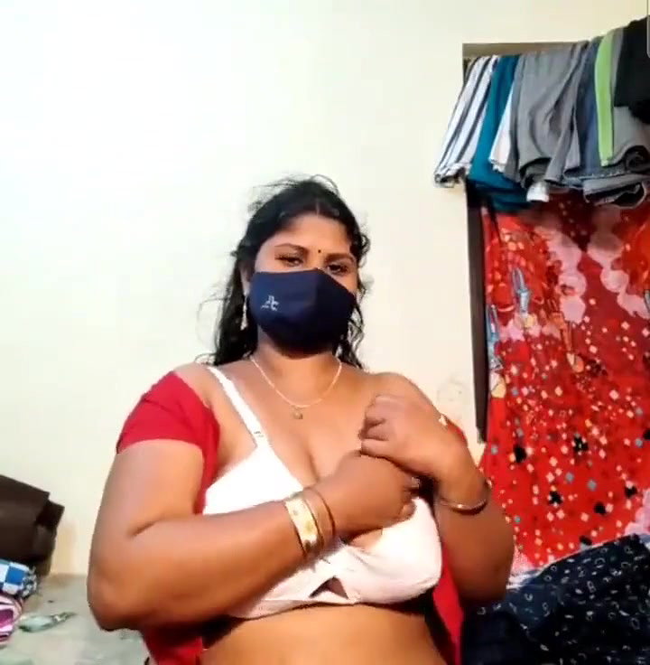 Big navel big boobs aunty showing