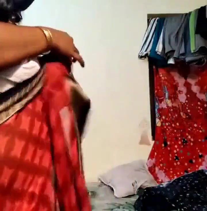 Big navel big boobs aunty showing