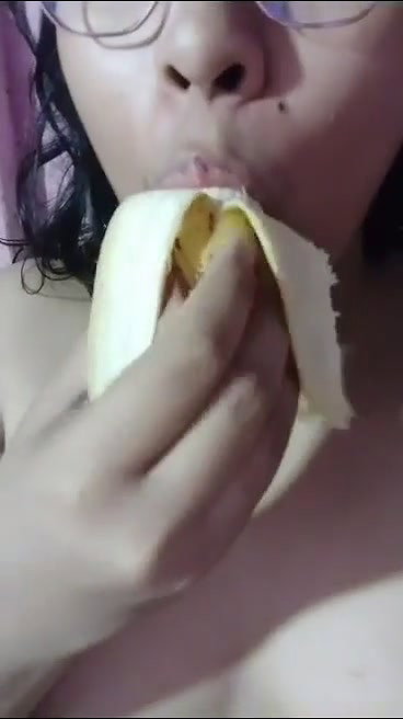 Bengali girl playing with boobs and pussy viral videos