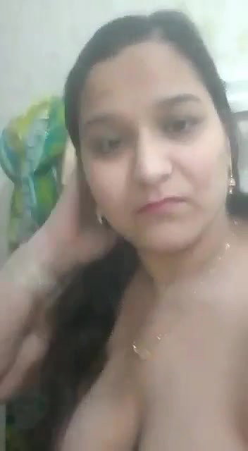bhabhi holding milky boobs in Pakistani solo nude clip