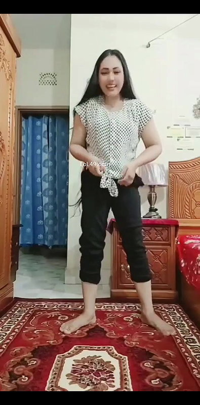 Chamet girl dancing and showing boobs on video call