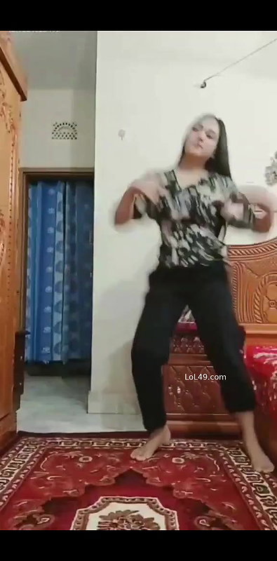 Chamet girl dancing and showing boobs on video call