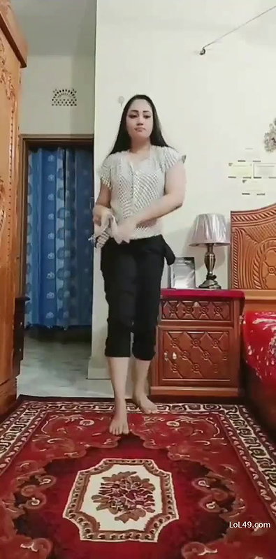 Chamet girl dancing and showing boobs on video call