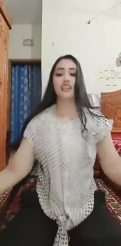 Chamet girl dancing and showing boobs on video call