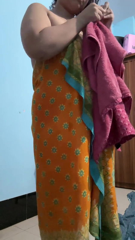 curvaceous Indian girl removing saree and nude show