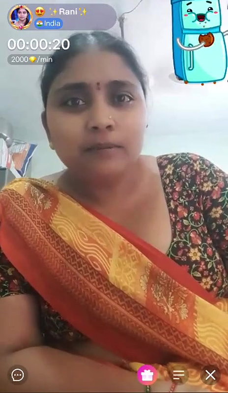chubby MILF in saree showing naked boobs and pussy