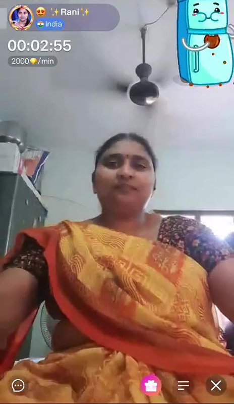 chubby MILF in saree showing naked boobs and pussy