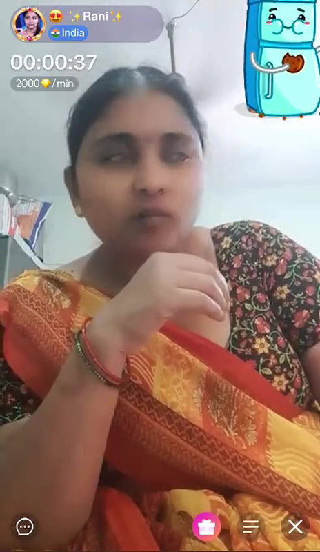 chubby MILF in saree showing naked boobs and pussy