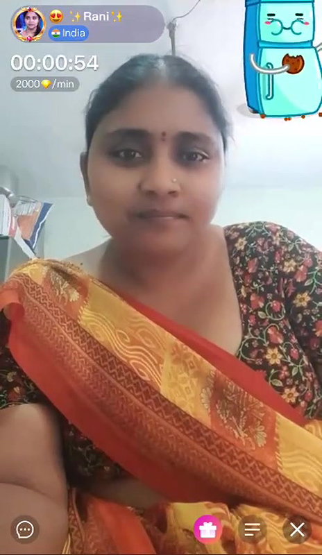 chubby MILF in saree showing naked boobs and pussy