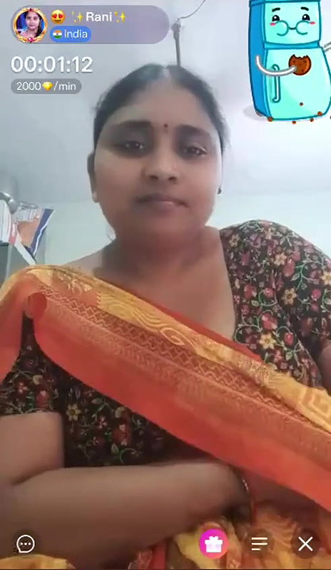 chubby MILF in saree showing naked boobs and pussy