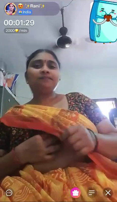 chubby MILF in saree showing naked boobs and pussy