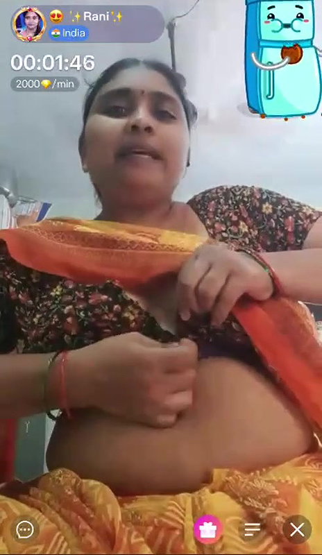 chubby MILF in saree showing naked boobs and pussy