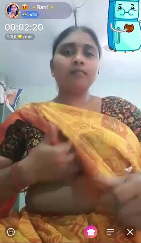chubby MILF in saree showing naked boobs and pussy