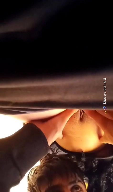 chikni choot mein ungli kri