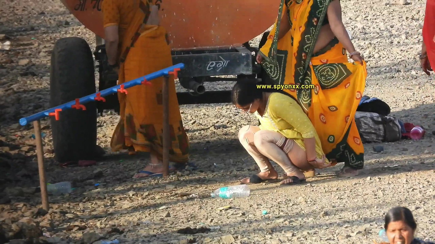 desi indian aunty urgent pissing
