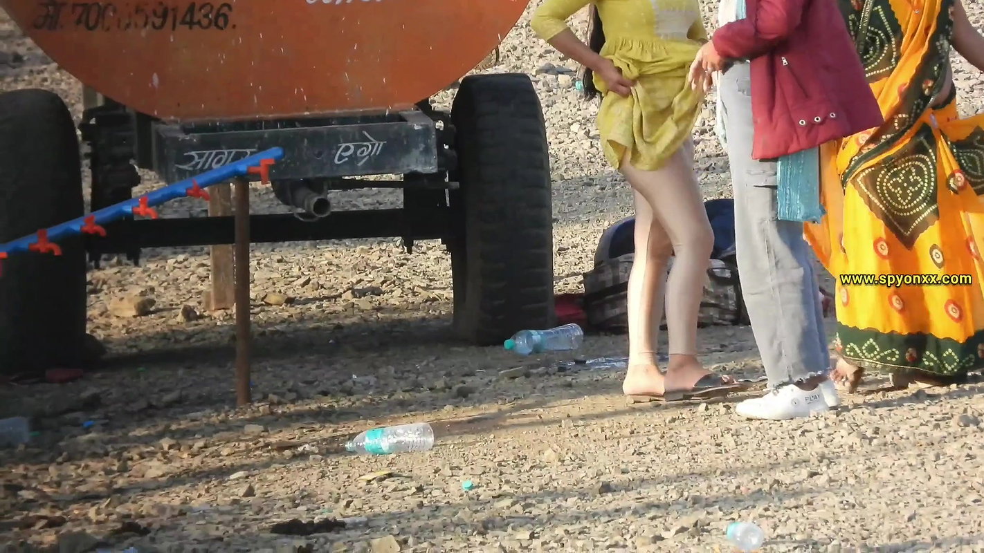 desi indian aunty urgent pissing