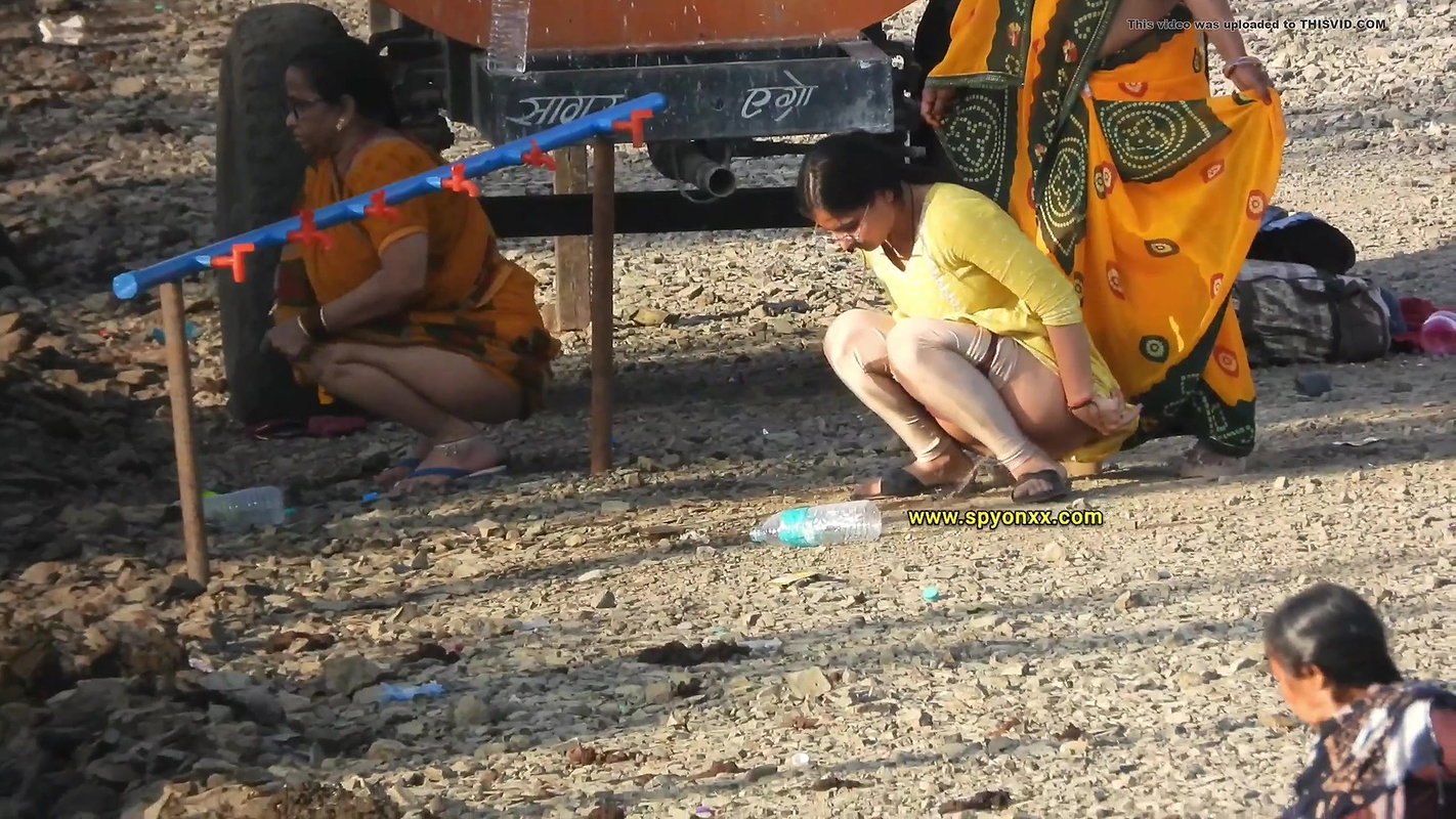 desi indian aunty urgent pissing