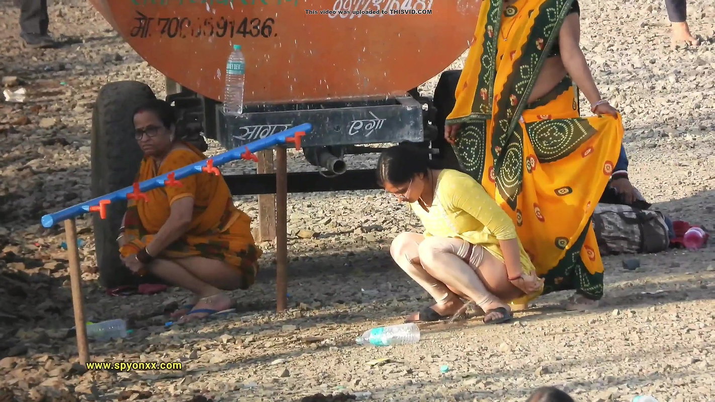 desi indian aunty urgent pissing