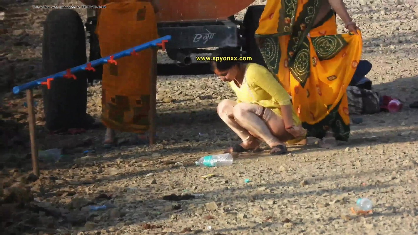 desi indian aunty urgent pissing